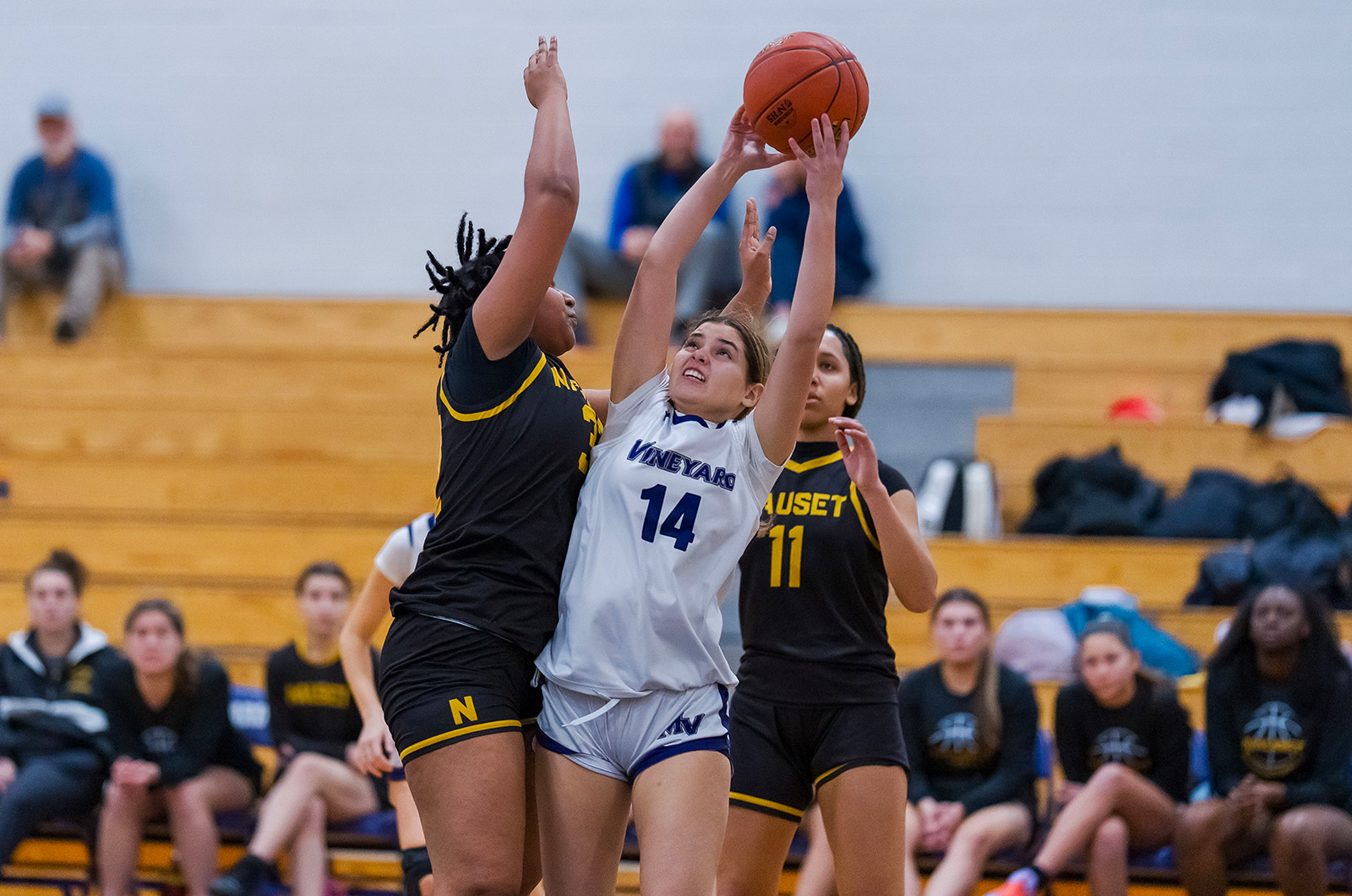 Allicia Guimarães takes a contested shot.
