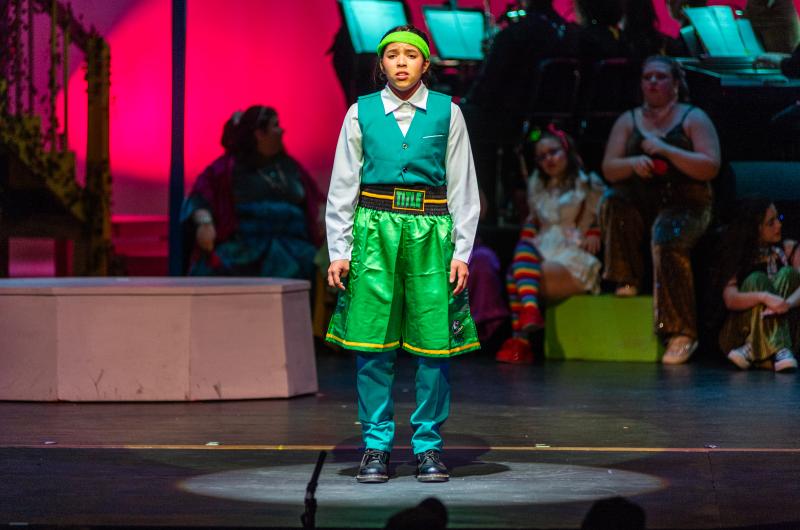 Viola (Gabi Silveira) prepares to duel.
