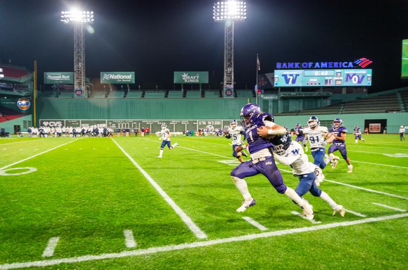 Guilherme Oliveira goes down the sideline.