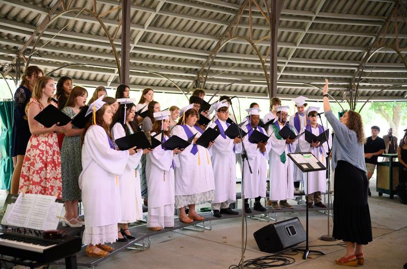 The Minnesingers perform for the crowd.