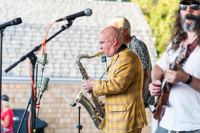 The Jelly Roll Horns get the party started.