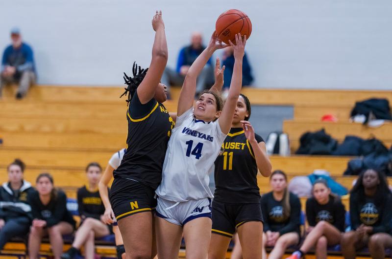 Allicia Guimarães takes a contested shot.