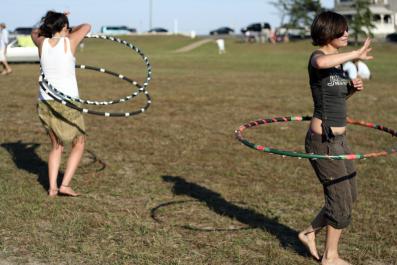 girls hula hooping