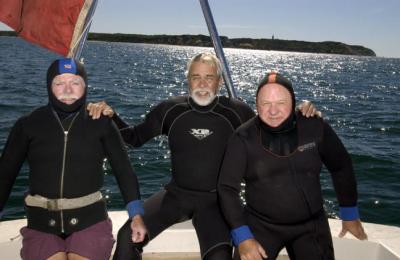 divers boat ocean